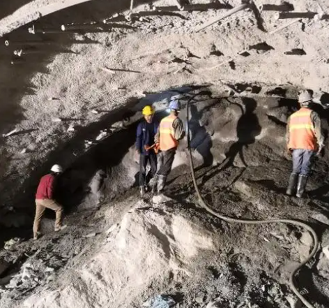 大东隧道拱顶带模注浆料，微膨胀注浆料的特点及施工工艺